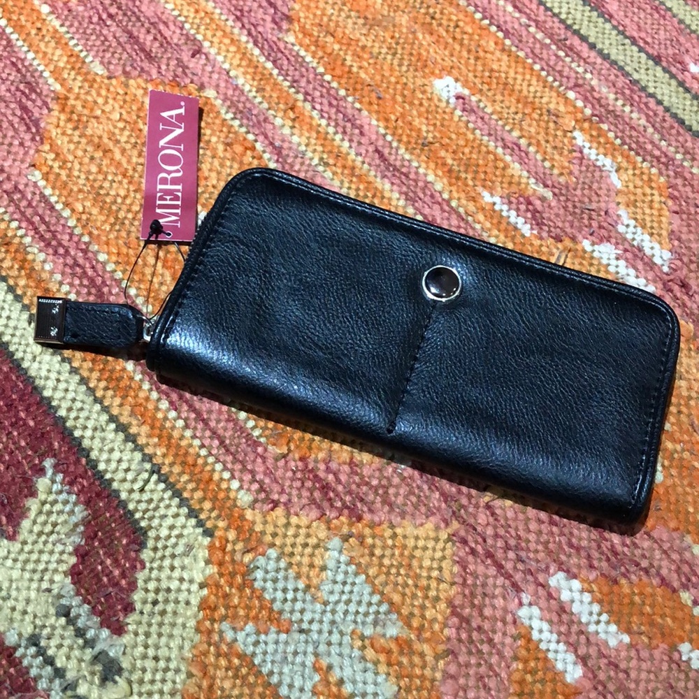 Wallet with credit card slots and zippered pouch